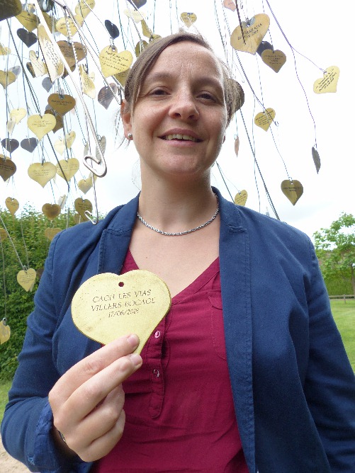 Claire, la Prsidente reois le coeur pour l'arbre des amoureux dans le jardin de Saint-Valentin